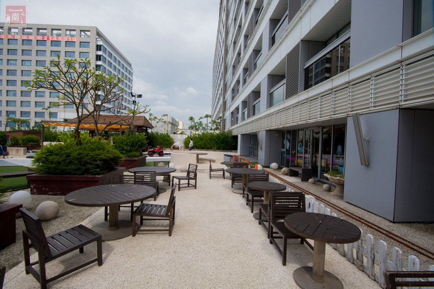 【臺南住宿】台南親子飯店｜卡通頻道主題房型｜主題房房內周邊商品通通帶回家｜四樓五樓戶外室內遊樂空間｜電動汽車.小火車任你玩~~HOTEL COZZI和逸飯店•台南西門館 - 南人幫