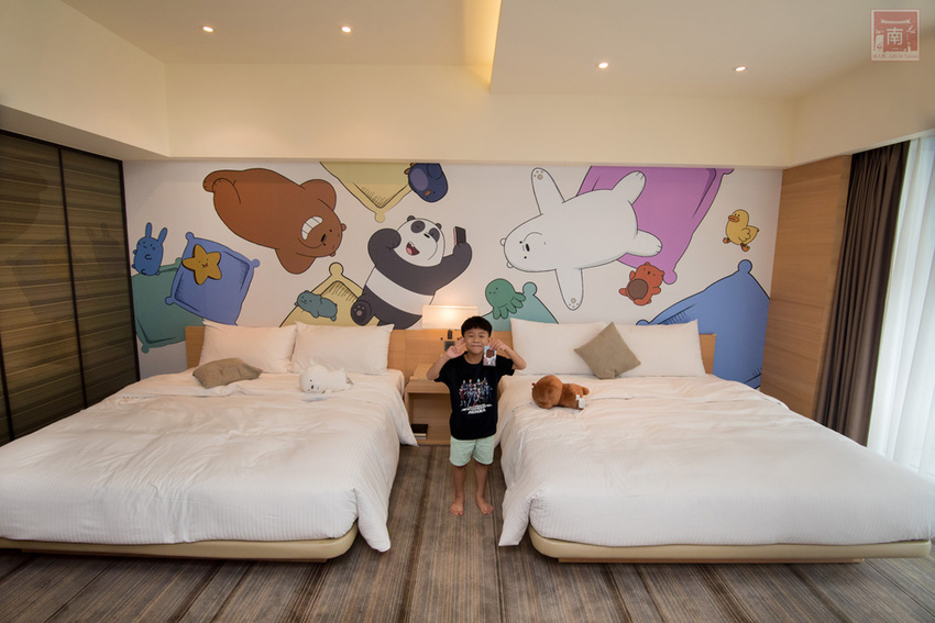 【臺南住宿】台南親子飯店｜卡通頻道主題房型｜主題房房內周邊商品通通帶回家｜四樓五樓戶外室內遊樂空間｜電動汽車.小火車任你玩~~HOTEL COZZI和逸飯店•台南西門館 - 南人幫