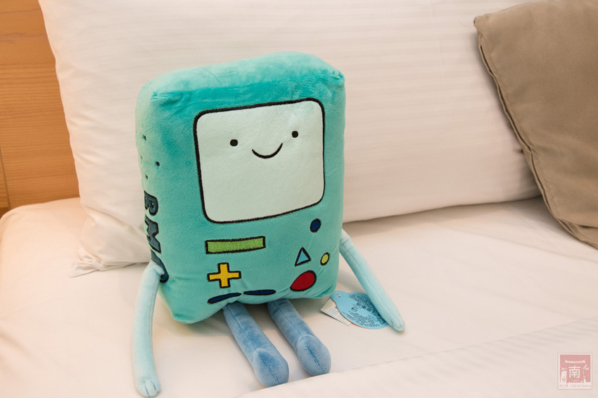 【臺南住宿】台南親子飯店｜卡通頻道主題房型｜主題房房內周邊商品通通帶回家｜四樓五樓戶外室內遊樂空間｜電動汽車.小火車任你玩~~HOTEL COZZI和逸飯店•台南西門館 - 南人幫