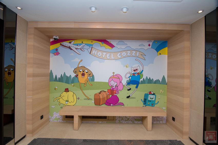 【臺南住宿】台南親子飯店｜卡通頻道主題房型｜主題房房內周邊商品通通帶回家｜四樓五樓戶外室內遊樂空間｜電動汽車.小火車任你玩~~HOTEL COZZI和逸飯店•台南西門館 - 南人幫