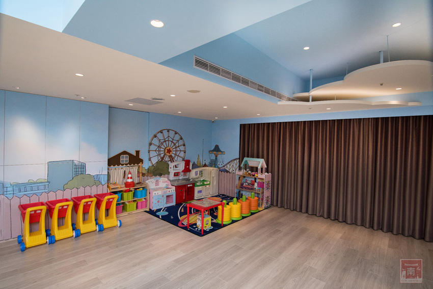 【臺南住宿】台南親子飯店｜卡通頻道主題房型｜主題房房內周邊商品通通帶回家｜四樓五樓戶外室內遊樂空間｜電動汽車.小火車任你玩~~HOTEL COZZI和逸飯店•台南西門館 - 南人幫