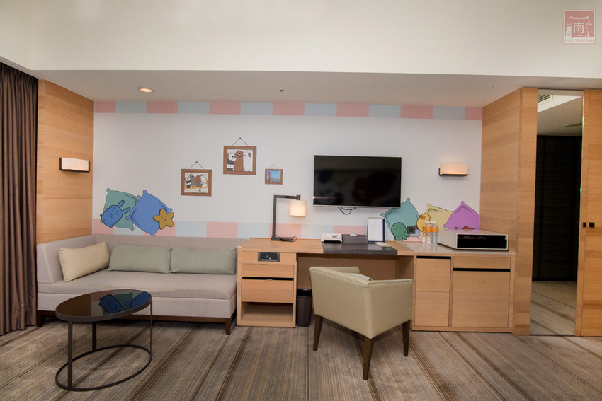 【臺南住宿】台南親子飯店｜卡通頻道主題房型｜主題房房內周邊商品通通帶回家｜四樓五樓戶外室內遊樂空間｜電動汽車.小火車任你玩~~HOTEL COZZI和逸飯店•台南西門館 - 南人幫