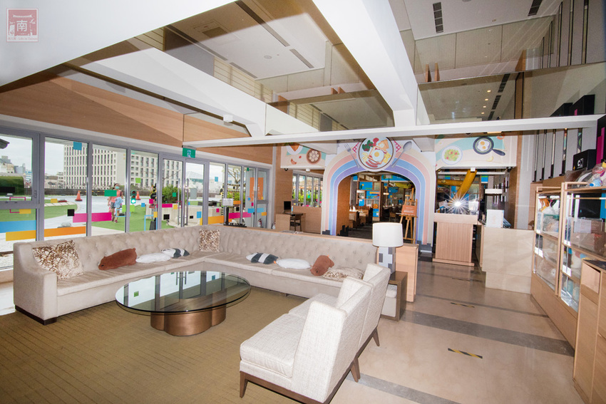 【臺南住宿】台南親子飯店｜卡通頻道主題房型｜主題房房內周邊商品通通帶回家｜四樓五樓戶外室內遊樂空間｜電動汽車.小火車任你玩~~HOTEL COZZI和逸飯店•台南西門館 - 南人幫