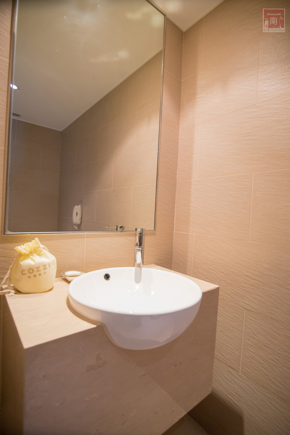 【臺南住宿】台南親子飯店｜卡通頻道主題房型｜主題房房內周邊商品通通帶回家｜四樓五樓戶外室內遊樂空間｜電動汽車.小火車任你玩~~HOTEL COZZI和逸飯店•台南西門館 - 南人幫