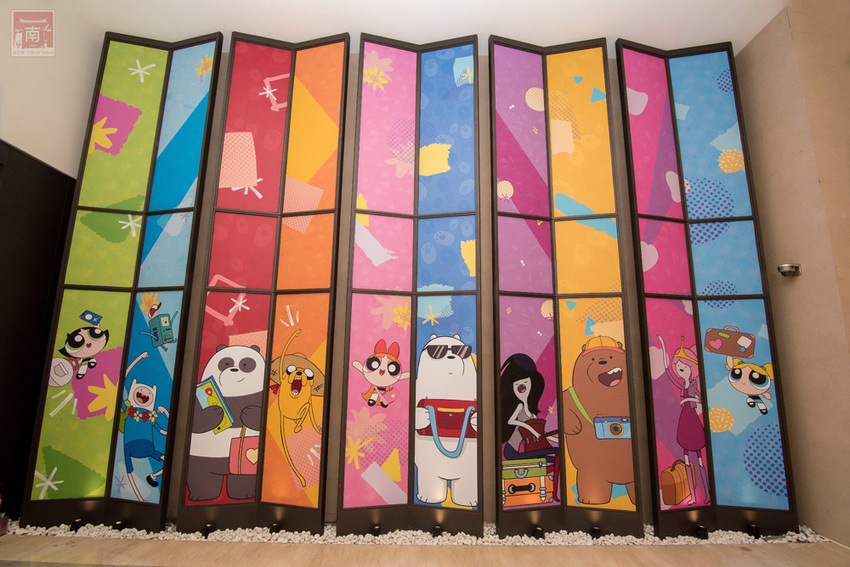 【臺南住宿】台南親子飯店｜卡通頻道主題房型｜主題房房內周邊商品通通帶回家｜四樓五樓戶外室內遊樂空間｜電動汽車.小火車任你玩~~HOTEL COZZI和逸飯店•台南西門館 - 南人幫