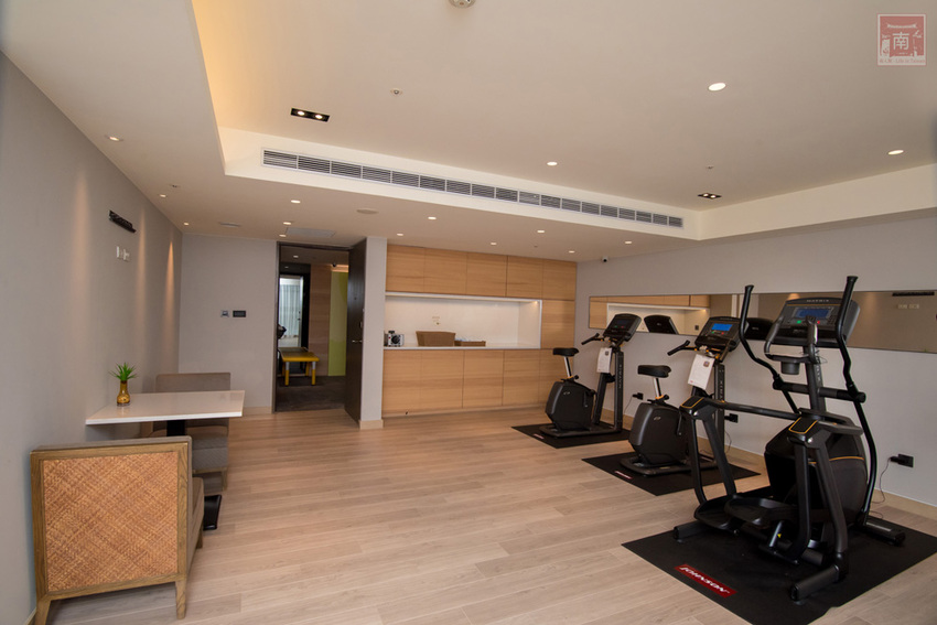 【臺南住宿】台南親子飯店｜卡通頻道主題房型｜主題房房內周邊商品通通帶回家｜四樓五樓戶外室內遊樂空間｜電動汽車.小火車任你玩~~HOTEL COZZI和逸飯店•台南西門館 - 南人幫