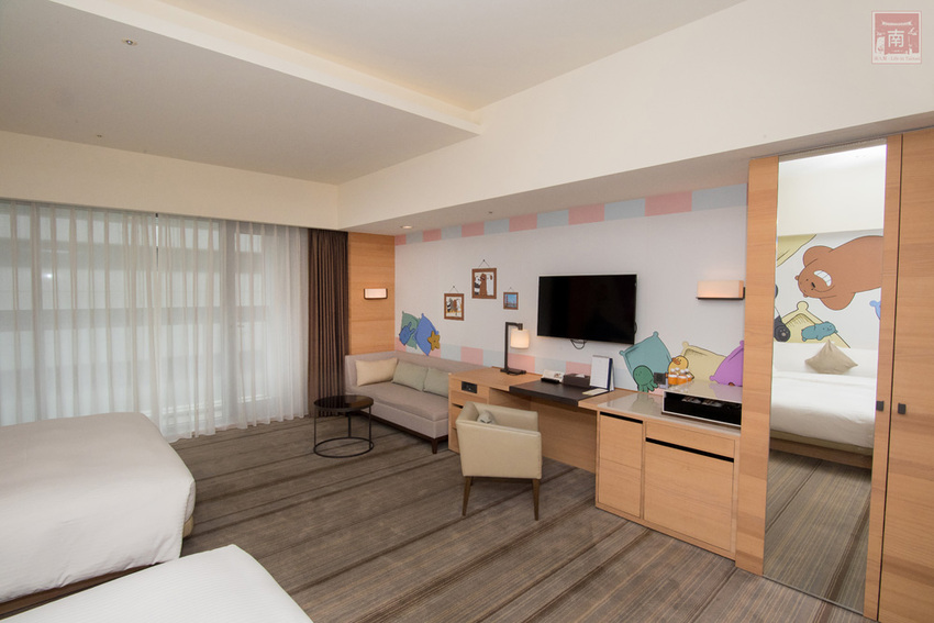 【臺南住宿】台南親子飯店｜卡通頻道主題房型｜主題房房內周邊商品通通帶回家｜四樓五樓戶外室內遊樂空間｜電動汽車.小火車任你玩~~HOTEL COZZI和逸飯店•台南西門館 - 南人幫