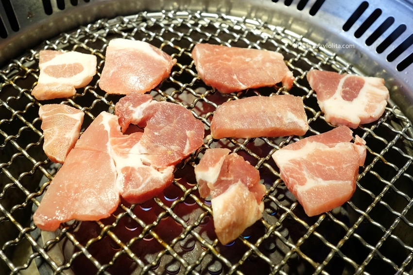 豬對有燒肉吃到飽。新開幕韓式燒肉吃到飽，一人只要299元，近80種食材讓你無限呷免驚！ @蹦啾♥謝蘿莉 La vie heureuse