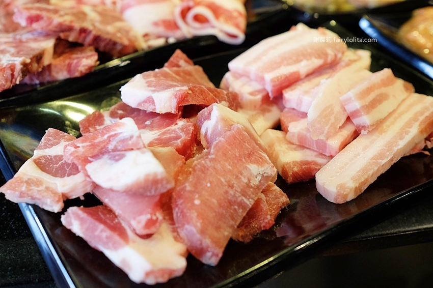 豬對有燒肉吃到飽。新開幕韓式燒肉吃到飽，一人只要299元，近80種食材讓你無限呷免驚！ @蹦啾♥謝蘿莉 La vie heureuse