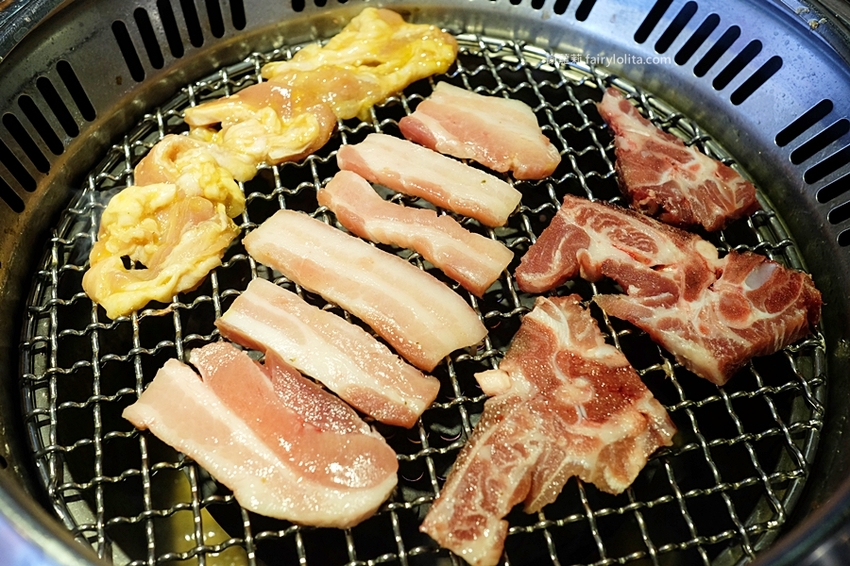 豬對有燒肉吃到飽。新開幕韓式燒肉吃到飽，一人只要299元，近80種食材讓你無限呷免驚！ @蹦啾♥謝蘿莉 La vie heureuse