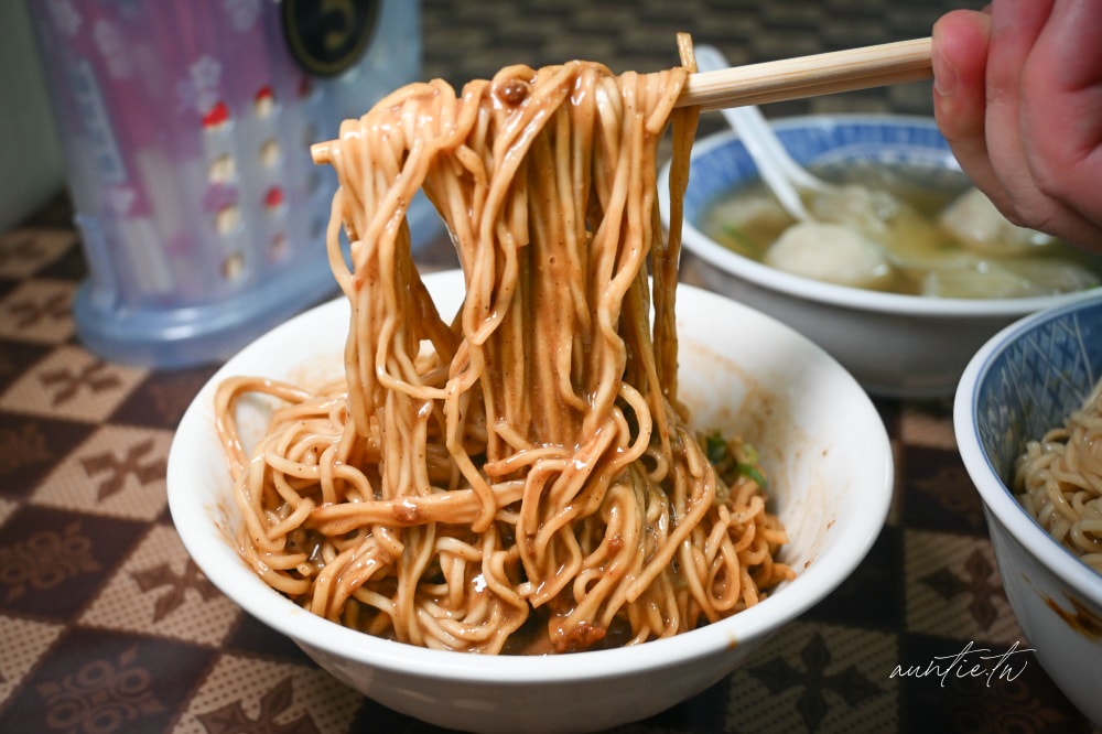 宜蘭超強麵店天天爆滿!農權路炸醬麵胡椒香麻醬麵,在地人從小吃到大。
