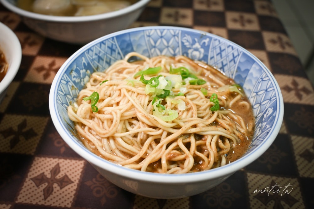 宜蘭超強麵店天天爆滿!農權路炸醬麵胡椒香麻醬麵,在地人從小吃到大。