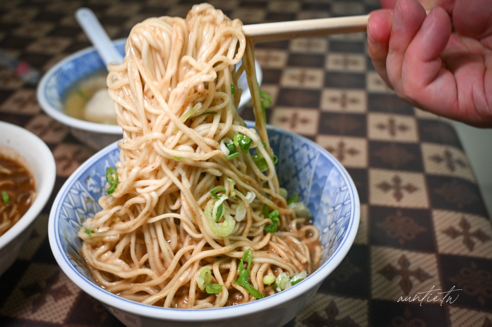 宜蘭超強麵店天天爆滿!農權路炸醬麵胡椒香麻醬麵,在地人從小吃到大。