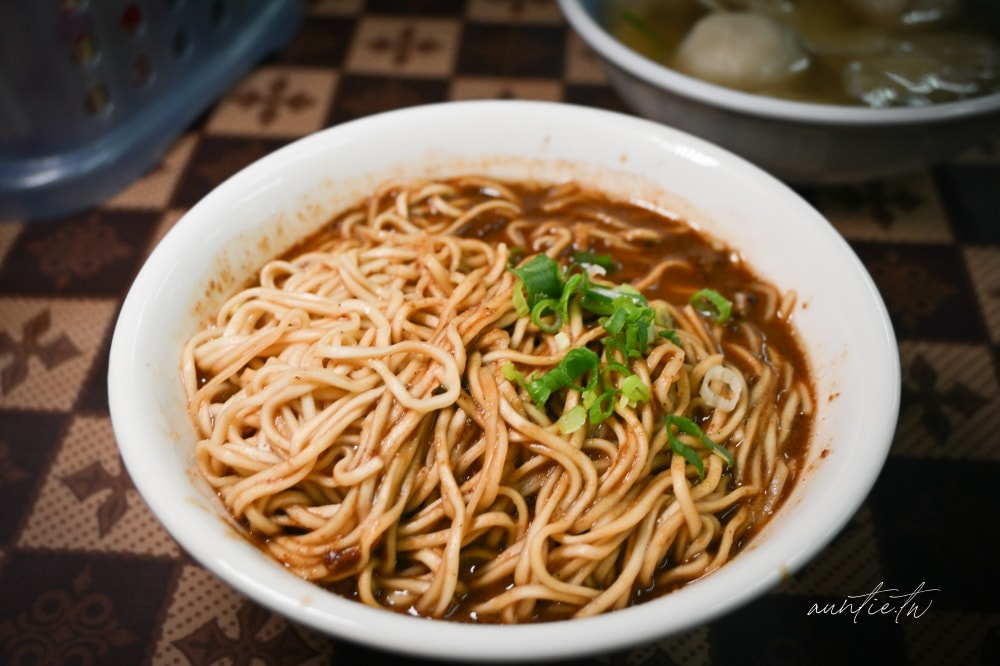 宜蘭超強麵店天天爆滿!農權路炸醬麵胡椒香麻醬麵,在地人從小吃到大。