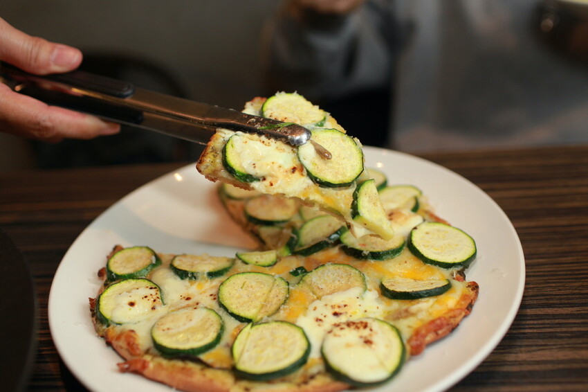 台南市東區吃。台南市｜東區。「兜齊私廚餐酒館Dotch Bistro」全新裝潢跟菜單再升級重磅上市，主要供應義式手工披薩、