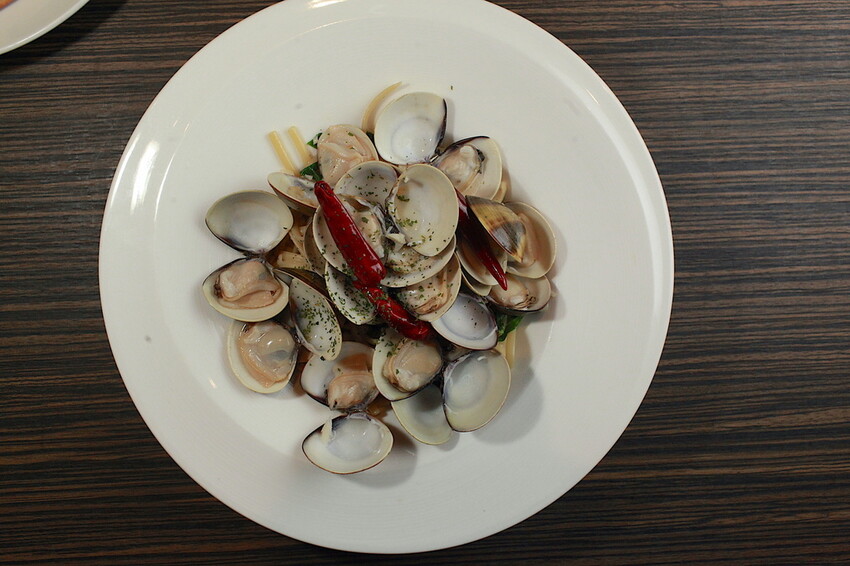 台南市東區吃。台南市｜東區。「兜齊私廚餐酒館Dotch Bistro」全新裝潢跟菜單再升級重磅上市，主要供應義式手工披薩、