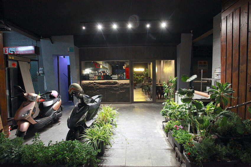 台南市東區吃。台南市｜東區。「兜齊私廚餐酒館Dotch Bistro」全新裝潢跟菜單再升級重磅上市，主要供應義式手工披薩、