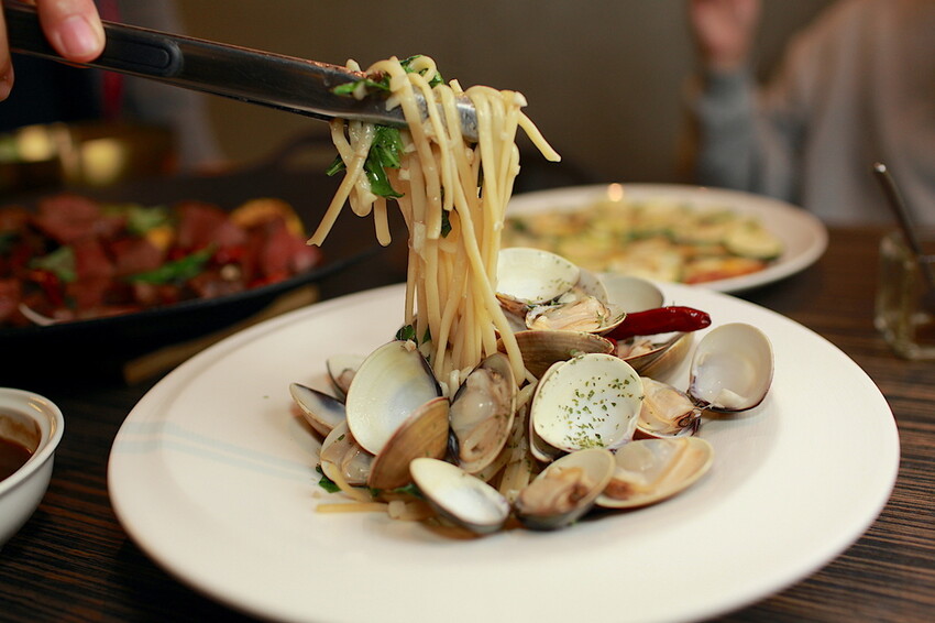 台南市東區吃。台南市｜東區。「兜齊私廚餐酒館Dotch Bistro」全新裝潢跟菜單再升級重磅上市，主要供應義式手工披薩、