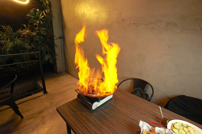 台南市東區吃。台南市｜東區。「兜齊私廚餐酒館Dotch Bistro」全新裝潢跟菜單再升級重磅上市，主要供應義式手工披薩、