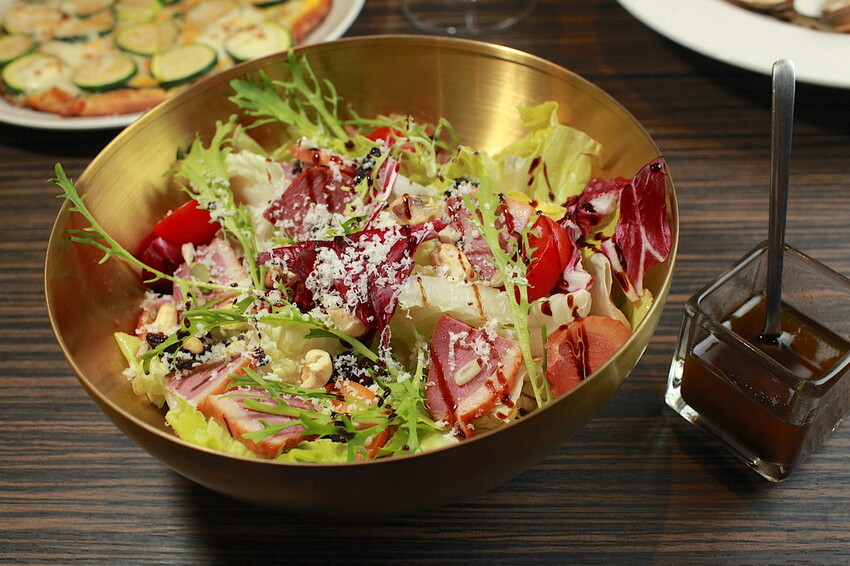 台南市東區吃。台南市｜東區。「兜齊私廚餐酒館Dotch Bistro」全新裝潢跟菜單再升級重磅上市，主要供應義式手工披薩、