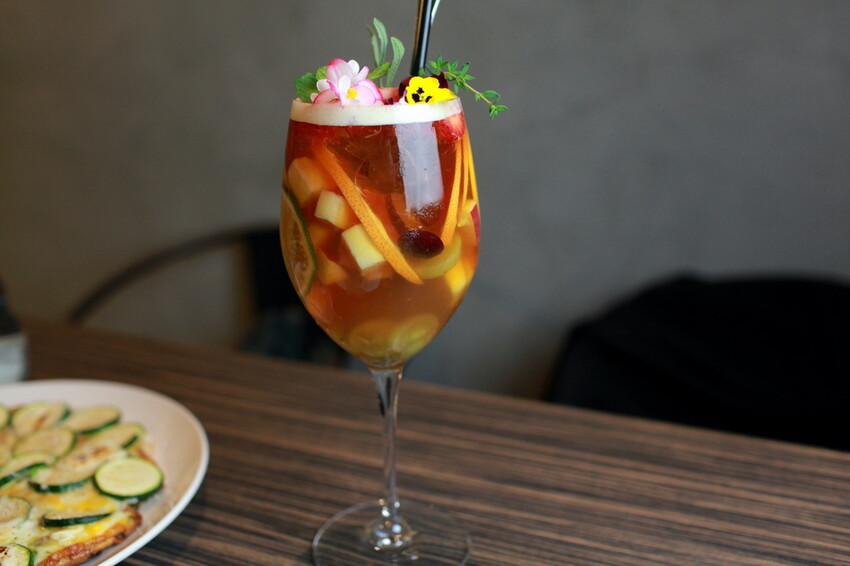 台南市東區吃。台南市｜東區。「兜齊私廚餐酒館Dotch Bistro」全新裝潢跟菜單再升級重磅上市，主要供應義式手工披薩、