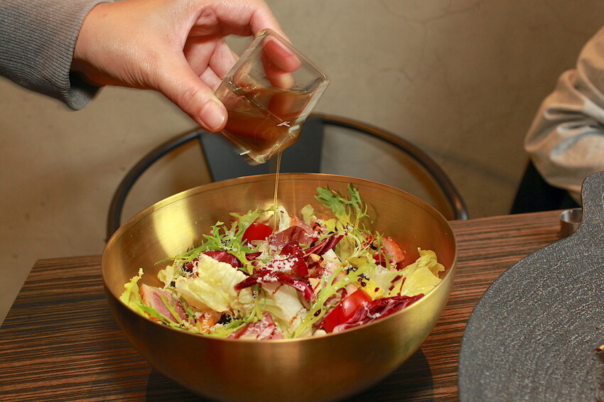 台南市東區吃。台南市｜東區。「兜齊私廚餐酒館Dotch Bistro」全新裝潢跟菜單再升級重磅上市，主要供應義式手工披薩、