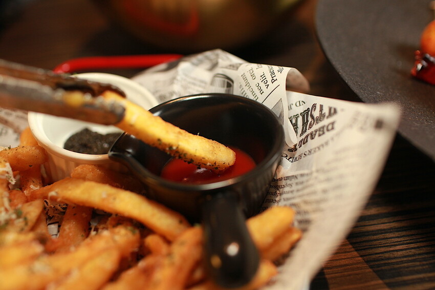 台南市東區吃。台南市｜東區。「兜齊私廚餐酒館Dotch Bistro」全新裝潢跟菜單再升級重磅上市，主要供應義式手工披薩、