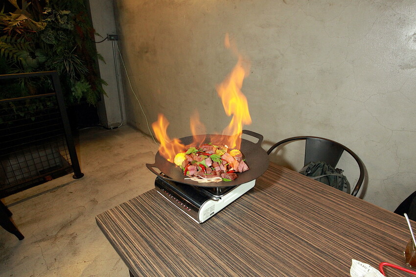 台南市東區吃。台南市｜東區。「兜齊私廚餐酒館Dotch Bistro」全新裝潢跟菜單再升級重磅上市，主要供應義式手工披薩、