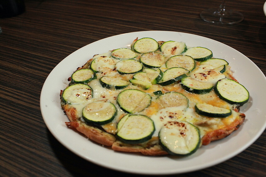 台南市東區吃。台南市｜東區。「兜齊私廚餐酒館Dotch Bistro」全新裝潢跟菜單再升級重磅上市，主要供應義式手工披薩、