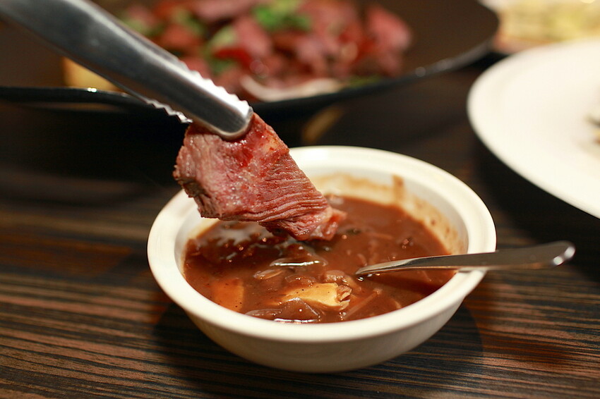 台南市東區吃。台南市｜東區。「兜齊私廚餐酒館Dotch Bistro」全新裝潢跟菜單再升級重磅上市，主要供應義式手工披薩、