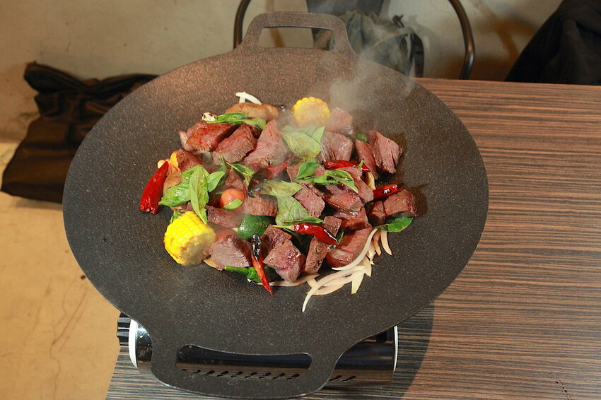 台南市東區吃。台南市｜東區。「兜齊私廚餐酒館Dotch Bistro」全新裝潢跟菜單再升級重磅上市，主要供應義式手工披薩、