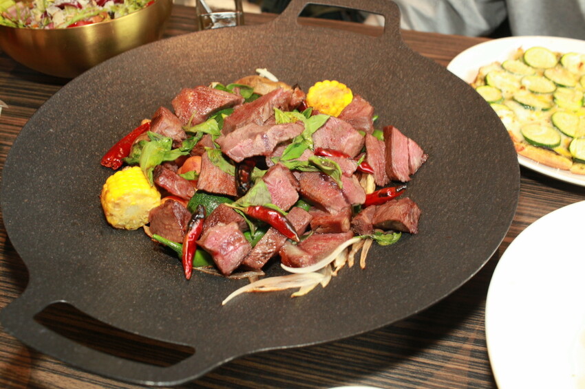 台南市東區吃。台南市｜東區。「兜齊私廚餐酒館Dotch Bistro」全新裝潢跟菜單再升級重磅上市，主要供應義式手工披薩、