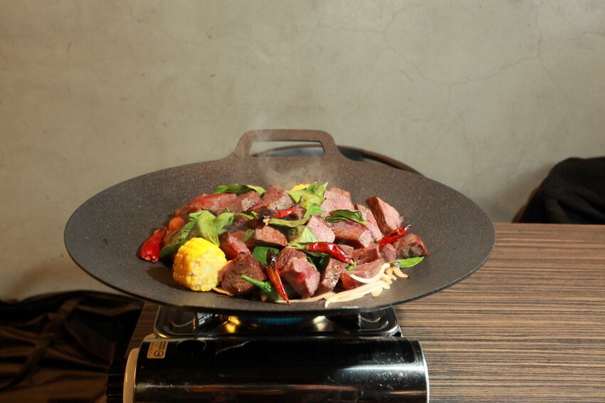 台南市東區吃。台南市｜東區。「兜齊私廚餐酒館Dotch Bistro」全新裝潢跟菜單再升級重磅上市，主要供應義式手工披薩、