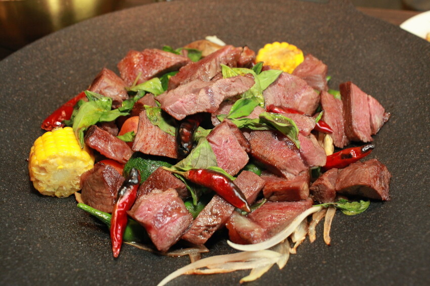 台南市東區吃。台南市｜東區。「兜齊私廚餐酒館Dotch Bistro」全新裝潢跟菜單再升級重磅上市，主要供應義式手工披薩、