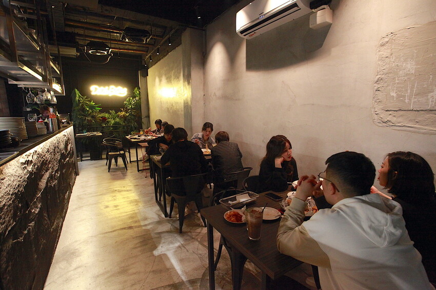 台南市東區吃。台南市｜東區。「兜齊私廚餐酒館Dotch Bistro」全新裝潢跟菜單再升級重磅上市，主要供應義式手工披薩、