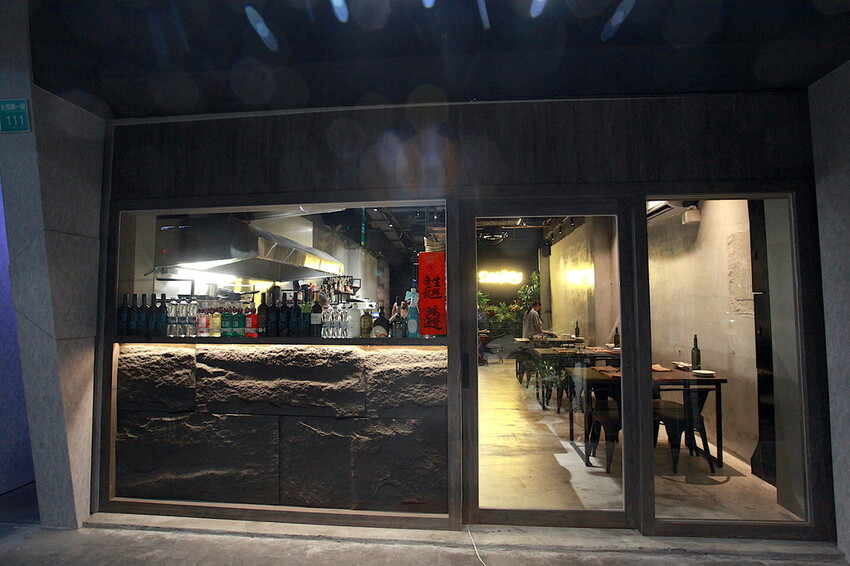 台南市東區吃。台南市｜東區。「兜齊私廚餐酒館Dotch Bistro」全新裝潢跟菜單再升級重磅上市，主要供應義式手工披薩、