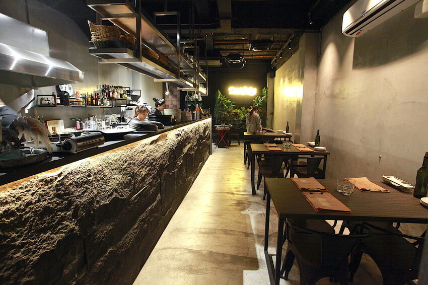 台南市東區吃。台南市｜東區。「兜齊私廚餐酒館Dotch Bistro」全新裝潢跟菜單再升級重磅上市，主要供應義式手工披薩、