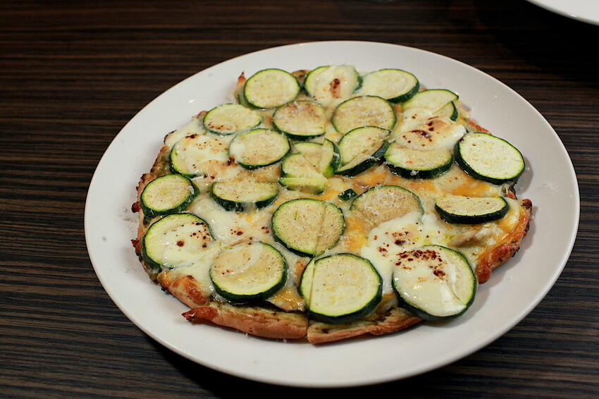 台南市東區吃。台南市｜東區。「兜齊私廚餐酒館Dotch Bistro」全新裝潢跟菜單再升級重磅上市，主要供應義式手工披薩、