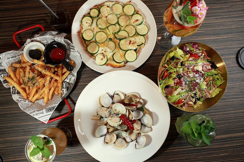 台南市東區吃。台南市｜東區。「兜齊私廚餐酒館Dotch Bistro」全新裝潢跟菜單再升級重磅上市，主要供應義式手工披薩、