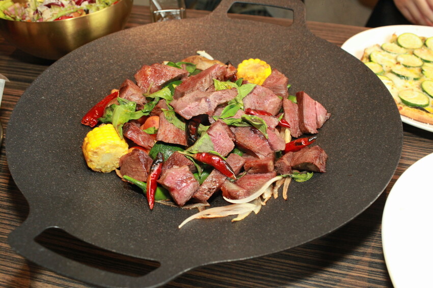 台南市東區吃。台南市｜東區。「兜齊私廚餐酒館Dotch Bistro」全新裝潢跟菜單再升級重磅上市，主要供應義式手工披薩、