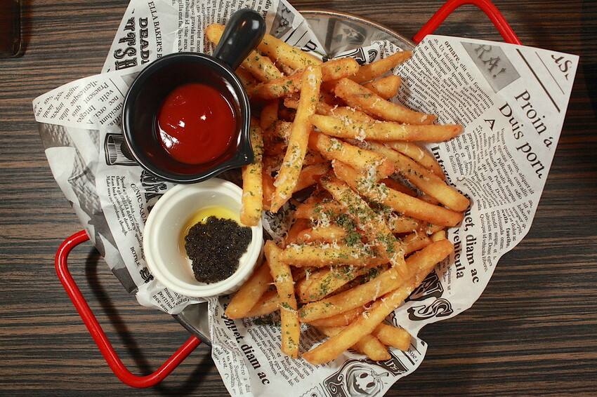 台南市東區吃。台南市｜東區。「兜齊私廚餐酒館Dotch Bistro」全新裝潢跟菜單再升級重磅上市，主要供應義式手工披薩、