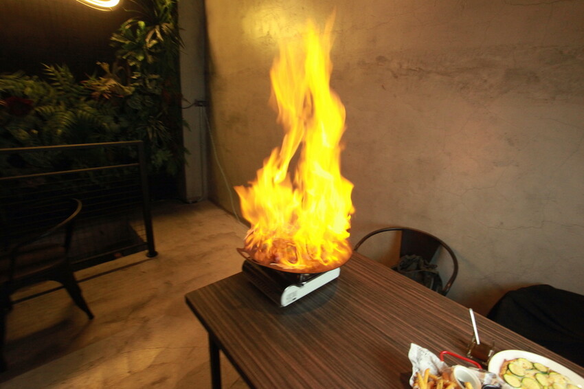 台南市東區吃。台南市｜東區。「兜齊私廚餐酒館Dotch Bistro」全新裝潢跟菜單再升級重磅上市，主要供應義式手工披薩、