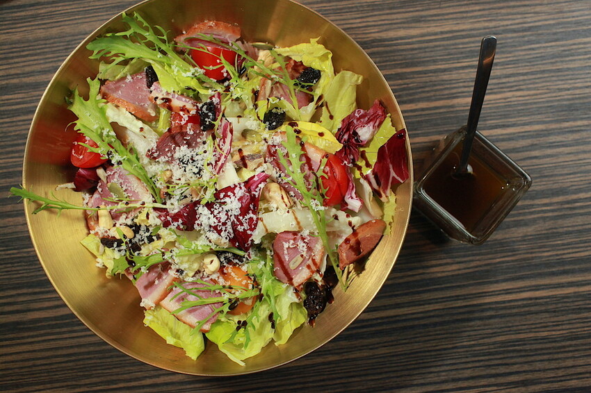 台南市東區吃。台南市｜東區。「兜齊私廚餐酒館Dotch Bistro」全新裝潢跟菜單再升級重磅上市，主要供應義式手工披薩、