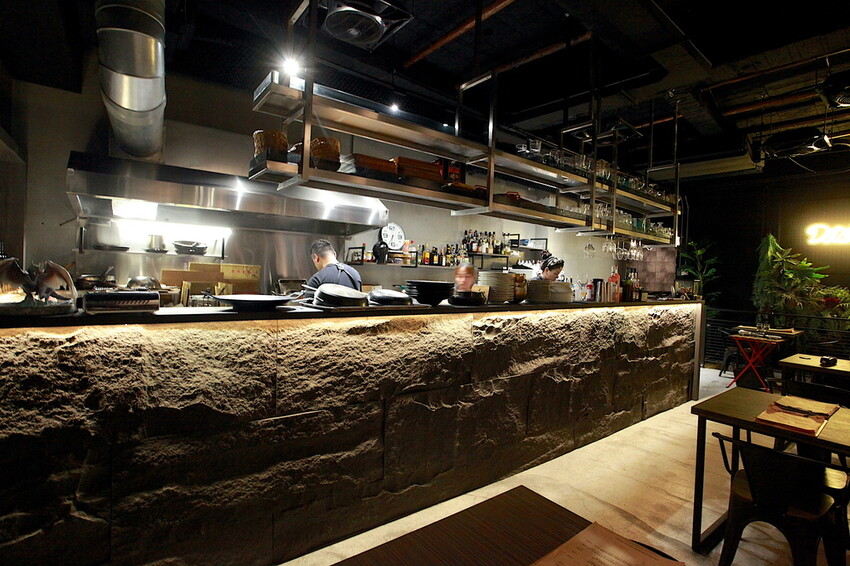 台南市東區吃。台南市｜東區。「兜齊私廚餐酒館Dotch Bistro」全新裝潢跟菜單再升級重磅上市，主要供應義式手工披薩、