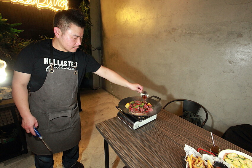 台南市東區吃。台南市｜東區。「兜齊私廚餐酒館Dotch Bistro」全新裝潢跟菜單再升級重磅上市，主要供應義式手工披薩、