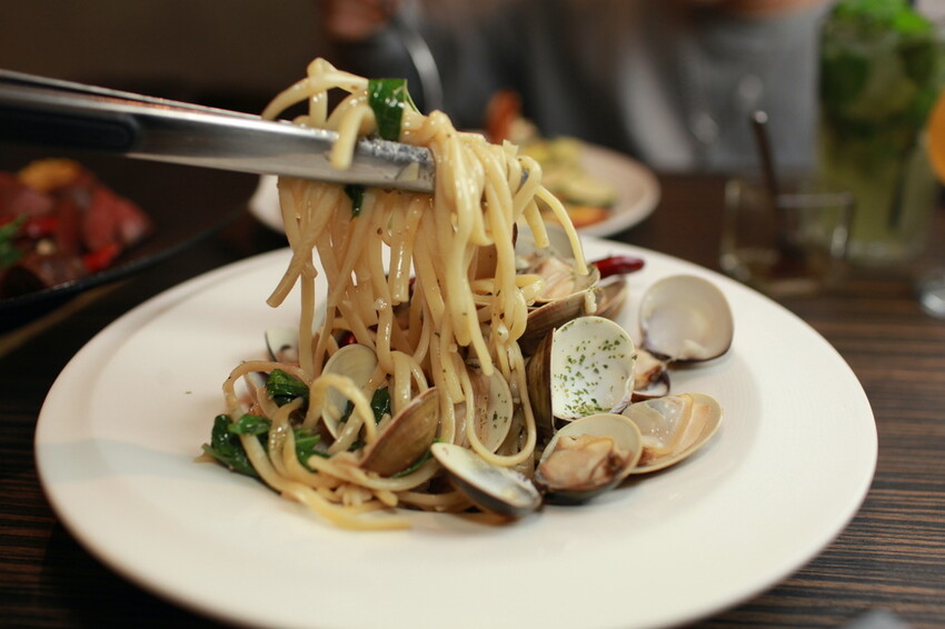 台南市東區吃。台南市｜東區。「兜齊私廚餐酒館Dotch Bistro」全新裝潢跟菜單再升級重磅上市，主要供應義式手工披薩、