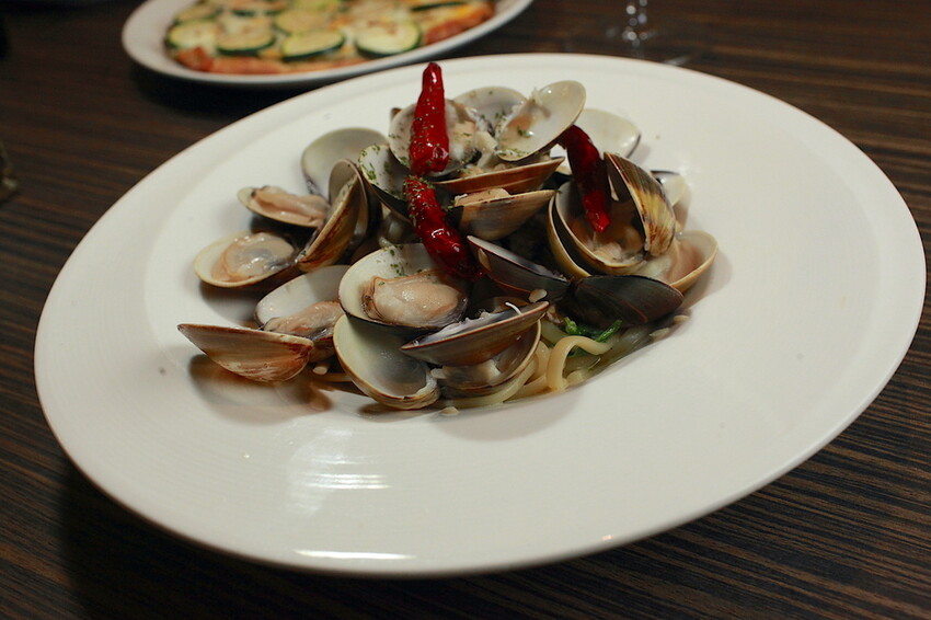 台南市東區吃。台南市｜東區。「兜齊私廚餐酒館Dotch Bistro」全新裝潢跟菜單再升級重磅上市，主要供應義式手工披薩、