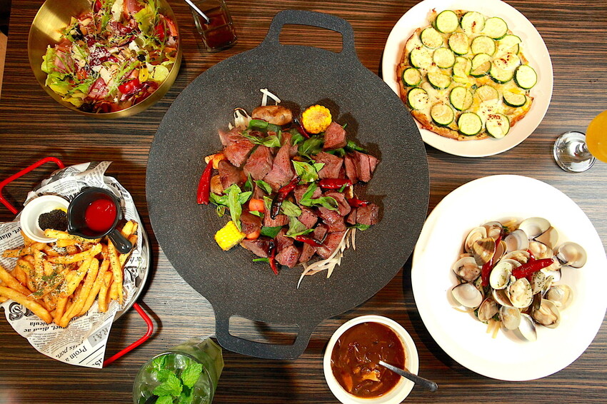 台南市東區吃。台南市｜東區。「兜齊私廚餐酒館Dotch Bistro」全新裝潢跟菜單再升級重磅上市，主要供應義式手工披薩、