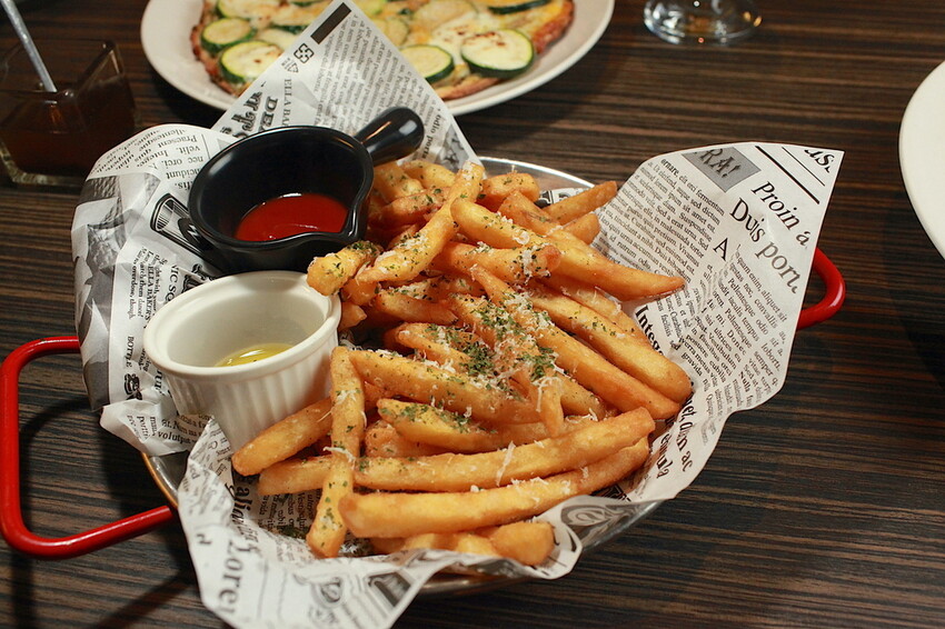 台南市東區吃。台南市｜東區。「兜齊私廚餐酒館Dotch Bistro」全新裝潢跟菜單再升級重磅上市，主要供應義式手工披薩、