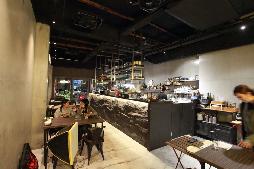 台南市東區吃。台南市｜東區。「兜齊私廚餐酒館Dotch Bistro」全新裝潢跟菜單再升級重磅上市，主要供應義式手工披薩、